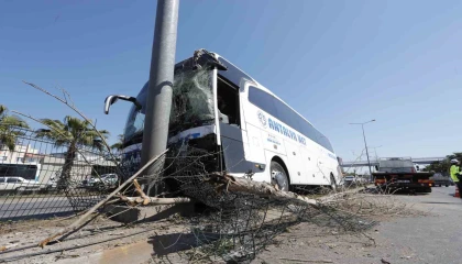 Direksiyonu kilitlenen yolcu otobüsü direğe çaptı: 1 yaralı