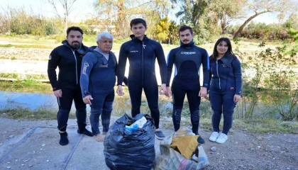 Dünya Su Gününde bir damla umut için daldılar, torbalar dolusu çöp çıkardılar