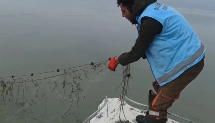 Eğirdir Gölünde 500 metrelik kaçak ağ ele geçirildi