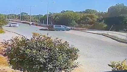 Ehliyetsiz sürücünün U dönüşü motosikletliyi ağır yaraladı