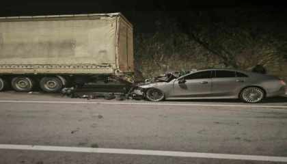 Ehliyetsiz ve alkollü sürücü, önce çekiciye sonra tıra çarptı
