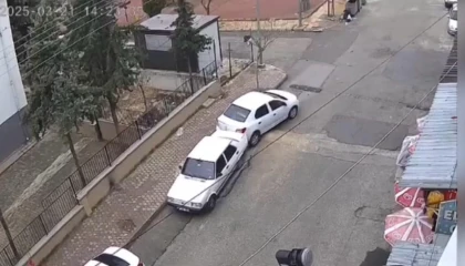 El freni çekilmeyen otomobil hareket ederek park halindeki otomobile çarptı