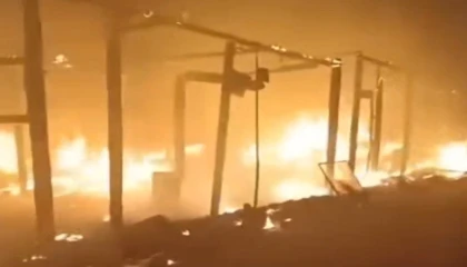 Elektrik telinin kopması sonucu 15 çadır yandı