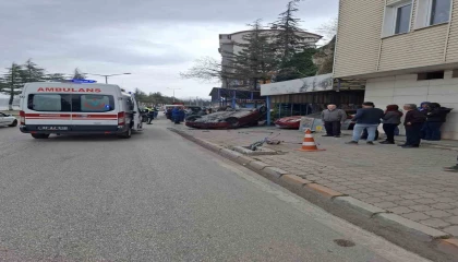 Elektrik trafosuna çarpan araç ters döndü: 2 yaralı