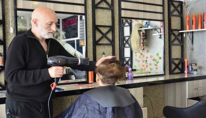 Emeklilere 1 TLden saç kesimi