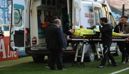 Ensesine darbe alan kaleci Vedat ambulansla hastaneye kaldırıldı