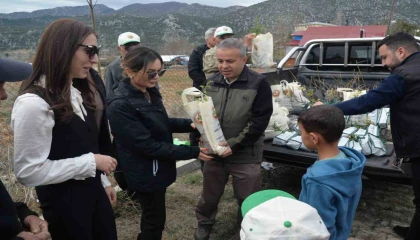 Fekede öğrenciler fidanları toprakla buluşturdu