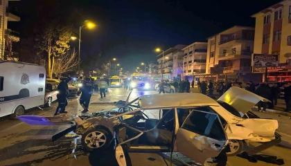 Fiat Tofaş otomobil, park halindeki araçlara çarpıp hurdaya döndü: 1i ağır 2 yaralı