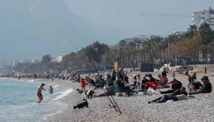Güneşli havayı fırsat bilen Antalyalılar Konyaaltına akın etti