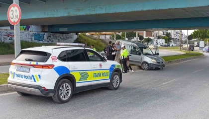 Hafif ticari araç refüje çıktı: 1 yaralı