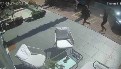 Halk otobüsü park halindeki 4 araca çarptı, ortalık savaş alanına döndü