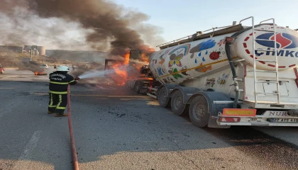 Harç yüklü kamyonda yangın çıktı