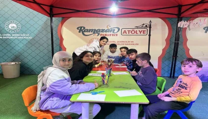 Hataylı depremzede çocuklar Ramazan panayırında doyasıya eğleniyor