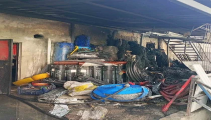 Hırdavat dükkanında çıkan yangın itfaiye ekiplerince söndürüldü