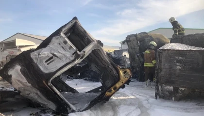 Hurda araçlar yanarak kullanılmaz hale geldi