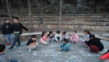 İftar için dakikaları sayan çocuklar, top atışı geleneğiyle heyecan yaşıyor