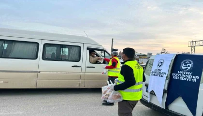 İftara trafikte yakalanan vatandaşların iftarlıkları Hatay Büyükşehir Belediyesinden