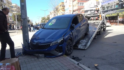 İki araç kavşakta çarpıştı, otomobil güvenlik kamerası direğine çarparak durabildi