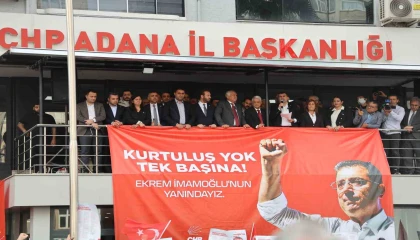 İmamoğlunun gözaltına alınması sonrası Adanada CHPliler partide toplandı