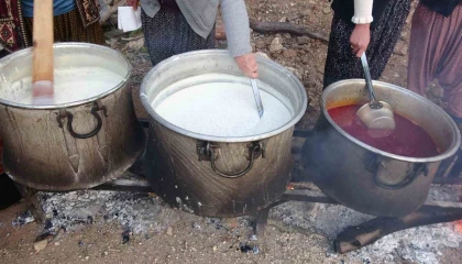İmece usulü odun ateşinde kazanlar kaynadı iftar yapıldı