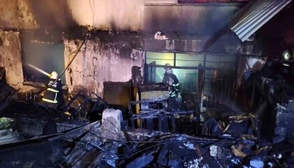 İskenderunda döşemeci alevlere teslim oldu