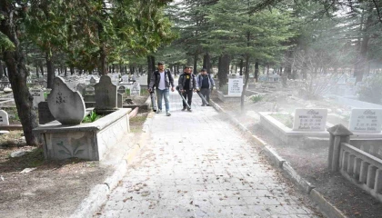 Isparta Belediyesinden mezarlıklarda bayram temizliği