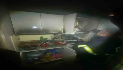 Ispartada çıkan yangında dairenin mutfağı küle döndü