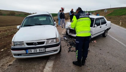 Ispartada iki otomobil çarpıştı: 5 yaralı