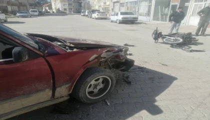Ispartada otomobil ile motosiklet çarpıştı: 14 yaşındaki sürücü yaralandı