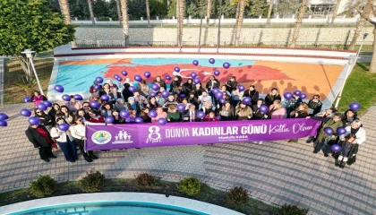 Kadınlar gökyüzüne mor balon bıraktı