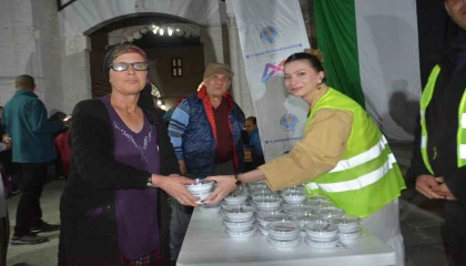 Kadir Gecesinde 10 bin lokma tatlısı dağıtıldı