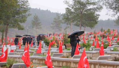 Kahramanmaraş deprem mezarlığında hüzünlü bayram