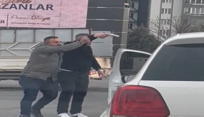 Kahramanmaraşta iki sürücü arasında kavga: Biri bagajı açınca diğeri tabanca çekti
