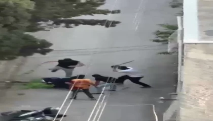 Kar maskeli şahıslar dehşet saçtı: Bir kişiyi sopayla dövüp kaçtılar