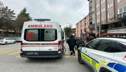 Karşıya geçmek isterken otomobilin çarptığı yaya yaralandı