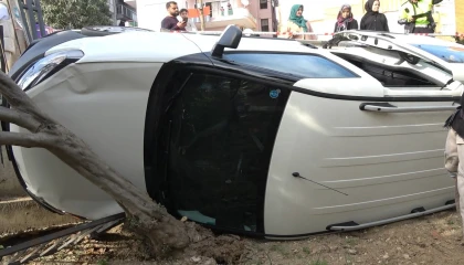 Kavşakta kaza yapan araç evin bahçesine uçtu