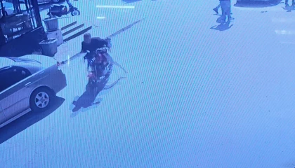 Kaza yapan motosiklet sürücüsü acısını unutup motosikleti kaçırdı, tedavi için yaya olarak geri geldi