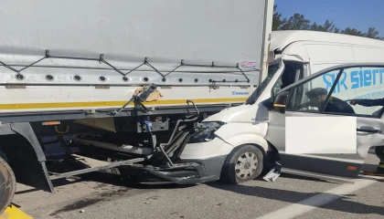 Kazada araçta sıkışan sürücüyü itfaiye kurtardı