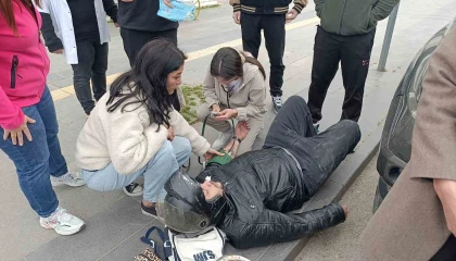 Kazayı gören sağlıkçı elinde steteskop ve tansiyon aletiyle koşup geldi