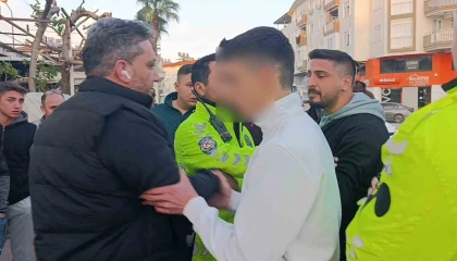 Kazayı gören vatandaş ‘trafik polisi rolüne girince ortam gerildi