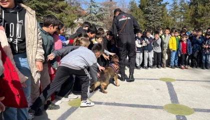 Keçiborluda Jandarma Köpek Timleri öğrencilere mesleği tanıttı