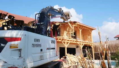 Kemerde kaçak yapı yıkıldı