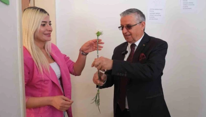 Kemerde sağlık çalışanlarına karanfil