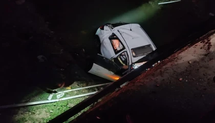 Kırıkhanda sulama kanalına uçan otomobilin sürücüsü yaralandı