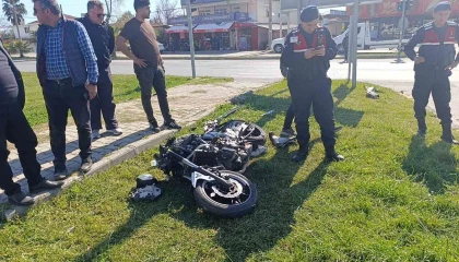 Kırmızı ışık ihlali yapan motosiklet kamyonetle çarpıştı: 1i ağır, 2 yaralı