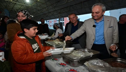 Kocagöz iftar yemeğini mahalle sakinlerine kendi eliyle yaptı