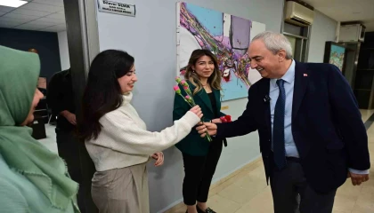 Kocagözden belediyenin emekçi kadınlarına karanfil