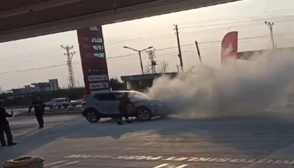 Lüks otomobil dumanlar çıkarak akaryakıt istasyonuna girdi