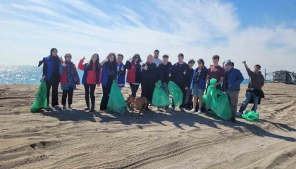 Macar ve Türk öğrenciler boğaz sahillerini temizledi