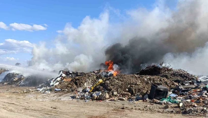 Manavgatta yol kenarındaki moloz yangını itfaiye ekiplerince söndürüldü